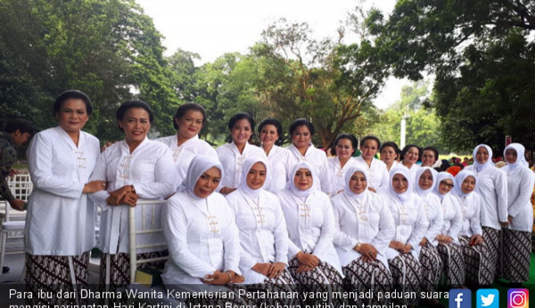 Para ibu dari Dharma Wanita Kementerian Pertahanan yang menjadi paduan suara mengisi peringatan Hari Kartini di Istana Bogor (kebaya putih) dan tampilan musik tradisional. - JPNN.com