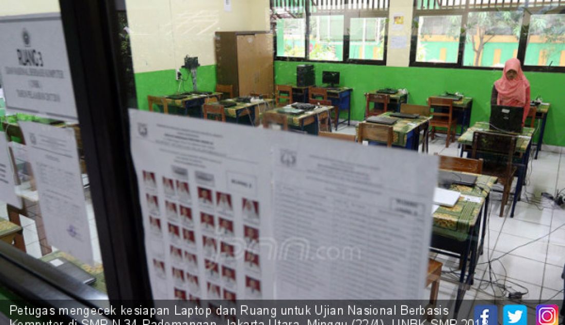 Petugas mengecek kesiapan Laptop dan Ruang untuk Ujian Nasional Berbasis Komputer di SMP N 34 Pademangan, Jakarta Utara, Minggu (22/4). UNBK SMP 2018 akan berlangsung mulai besok Senin (23/4). - JPNN.com