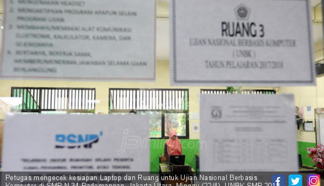 Petugas mengecek kesiapan Laptop dan Ruang untuk Ujian Nasional Berbasis Komputer di SMP N 34 Pademangan, Jakarta Utara, Minggu (22/4). UNBK SMP 2018 akan berlangsung mulai besok Senin (23/4). - JPNN.com