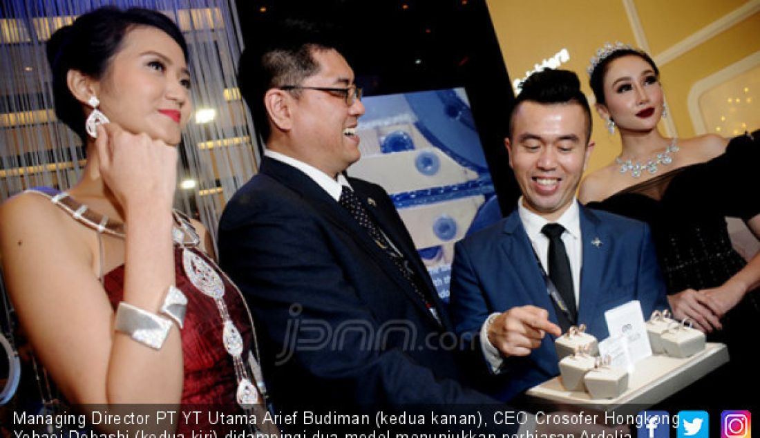 Managing Director PT YT Utama Arief Budiman (kedua kanan), CEO Crosofer Hongkong Yohaei Dobashi (kedua kiri) didampingi dua model menunjukkan perhiasan Ardelia di Jakarta International Jewellery Expo 2018,Jakarta,Jumat (20/4) - JPNN.com