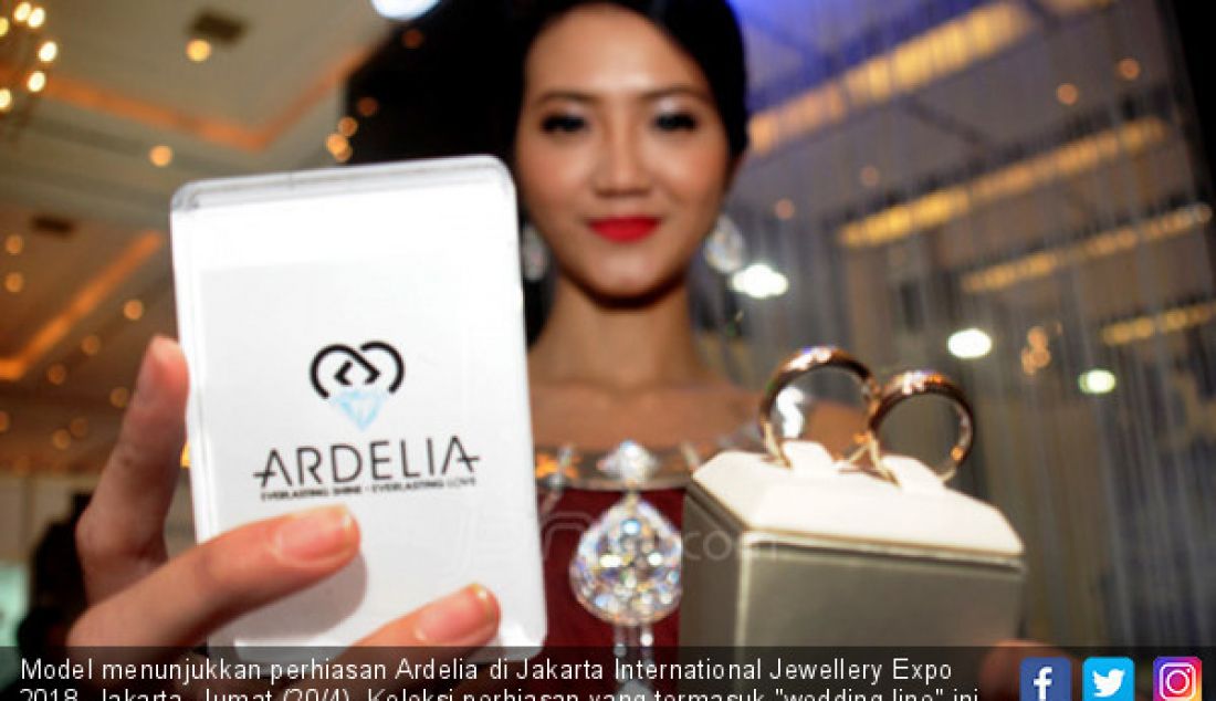 Model menunjukkan perhiasan Ardelia di Jakarta International Jewellery Expo 2018, Jakarta, Jumat (20/4). Koleksi perhiasan yang termasuk 