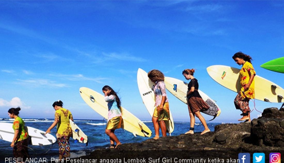 PESELANCAR: Para Peselancar anggota Lombok Surf Girl Community ketika akan surfing menggunakan kebaya di Pantai Senggigi. - JPNN.com