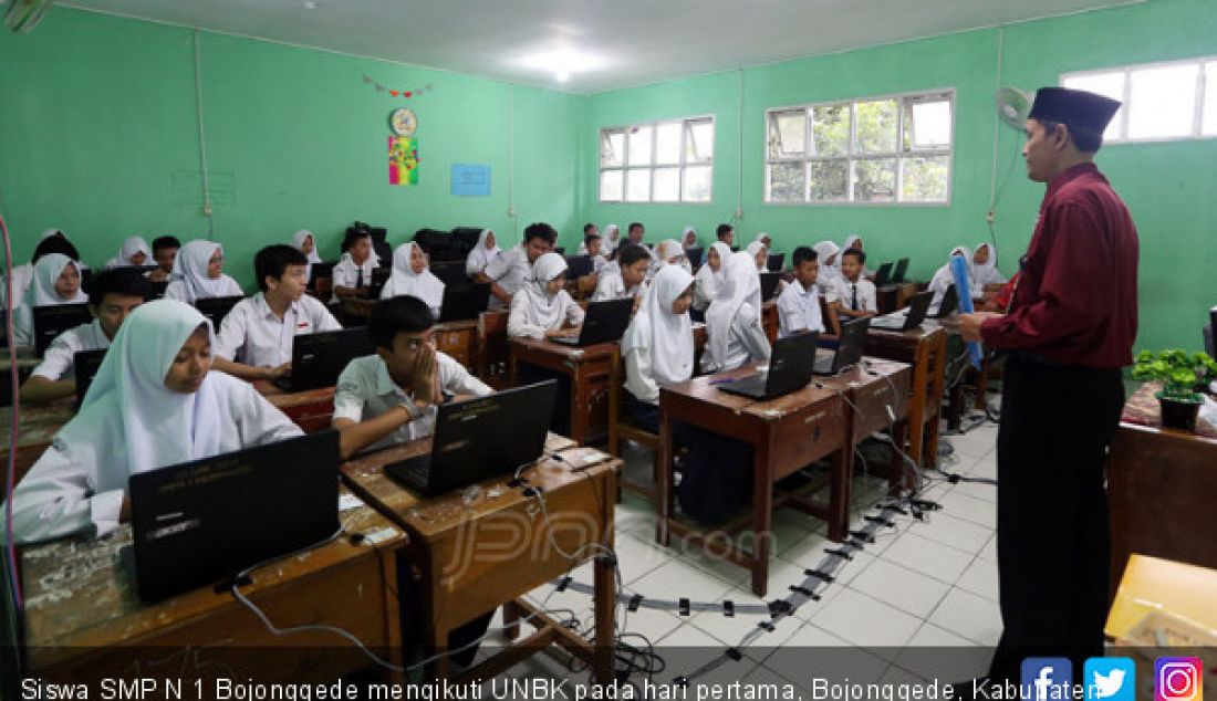 Siswa SMP N 1 Bojonggede mengikuti UNBK pada hari pertama, Bojonggede, Kabupaten Bogor, Senin (23/4). - JPNN.com