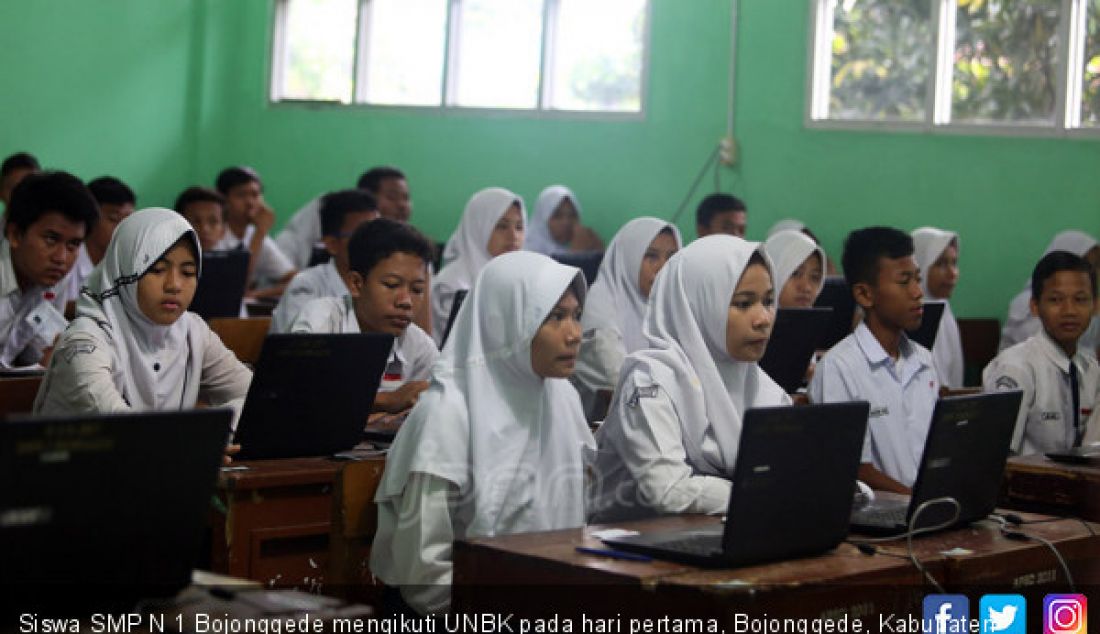 Siswa SMP N 1 Bojonggede mengikuti UNBK pada hari pertama, Bojonggede, Kabupaten Bogor, Senin (23/4). - JPNN.com