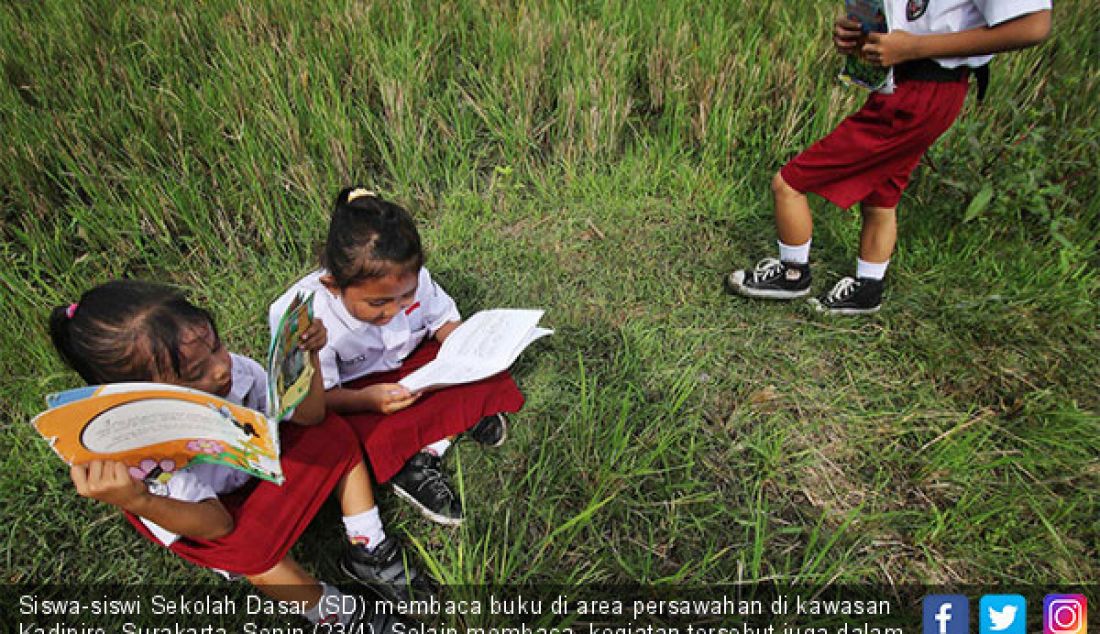 Siswa-siswi Sekolah Dasar (SD) membaca buku di area persawahan di kawasan Kadipiro, Surakarta, Senin (23/4). Selain membaca, kegiatan tersebut juga dalam rangka memperingati hari buku sedunia yang jatuh pada 23 april. - JPNN.com