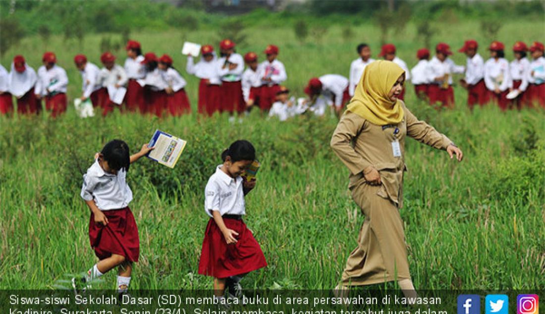 Siswa-siswi Sekolah Dasar (SD) membaca buku di area persawahan di kawasan Kadipiro, Surakarta, Senin (23/4). Selain membaca, kegiatan tersebut juga dalam rangka memperingati hari buku sedunia yang jatuh pada 23 april. - JPNN.com