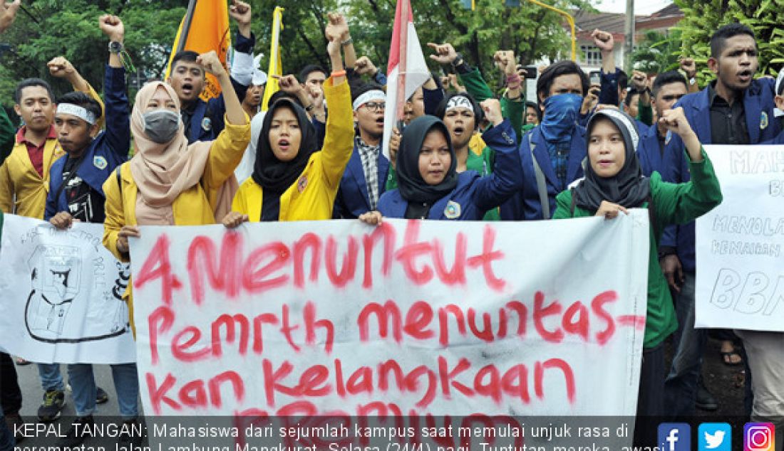 KEPAL TANGAN: Mahasiswa dari sejumlah kampus saat memulai unjuk rasa di perempatan Jalan Lambung Mangkurat, Selasa (24/4) pagi. Tuntutan mereka, awasi Premium di SPBU. - JPNN.com