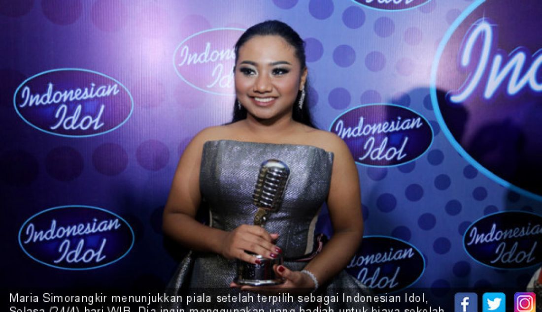 Maria Simorangkir menunjukkan piala setelah terpilih sebagai Indonesian Idol, Selasa (24/4) hari WIB. Dia ingin menggunakan uang hadiah untuk biaya sekolah musik di luar negeri. - JPNN.com