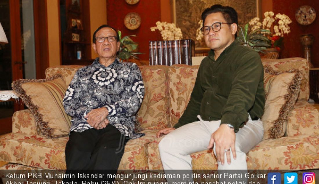 Ketum PKB Muhaimin Iskandar mengunjungi kediaman politis senior Partai Golkar Akbar Tanjung, Jakarta, Rabu (25/4). Cak Imin ingin meminta nasehat politik dan bersilatuhrahmi. - JPNN.com