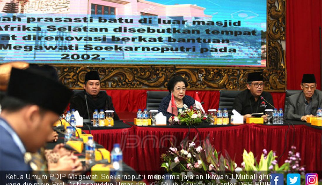 Ketua Umum PDIP Megawati Soekarnoputri menerima jajaran Ikhwanul Muballighin yang dipimpin Prof Dr Nasaruddin Umar dan KH Mujib Khudori di Kantor DPP PDIP, Jakarta, Kamis (26/4). - JPNN.com