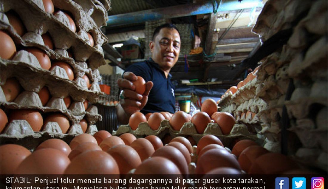 STABIL: Penjual telur menata barang dagangannya di pasar guser kota tarakan, kalimantan utara ini. Menjelang bulan puasa harga telur masih terpantau normal. - JPNN.com