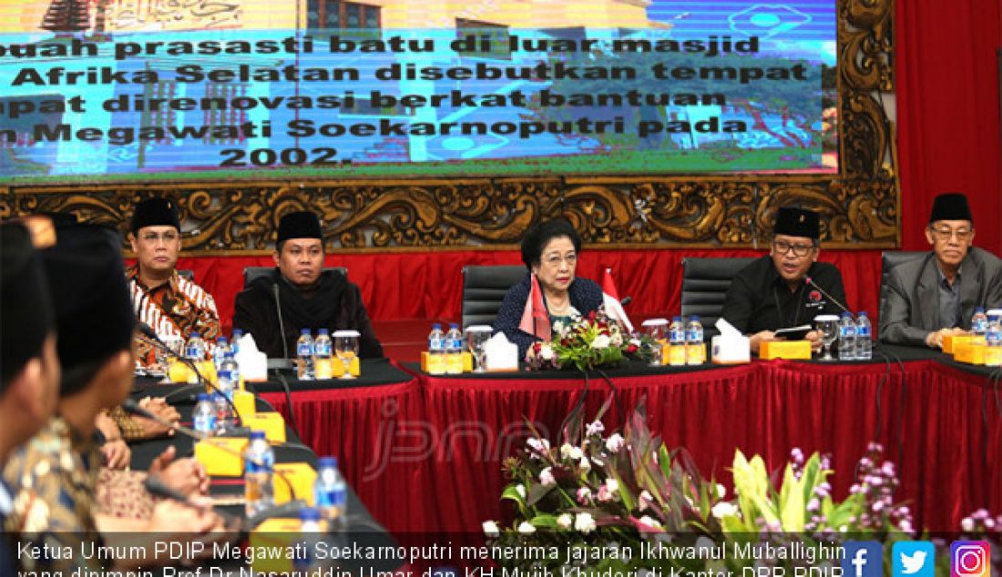 Ketua Umum PDIP Megawati Soekarnoputri menerima jajaran Ikhwanul Muballighin yang dipimpin Prof Dr Nasaruddin Umar dan KH Mujib Khudori di Kantor DPP PDIP, Jakarta, Kamis (26/4). - JPNN.com