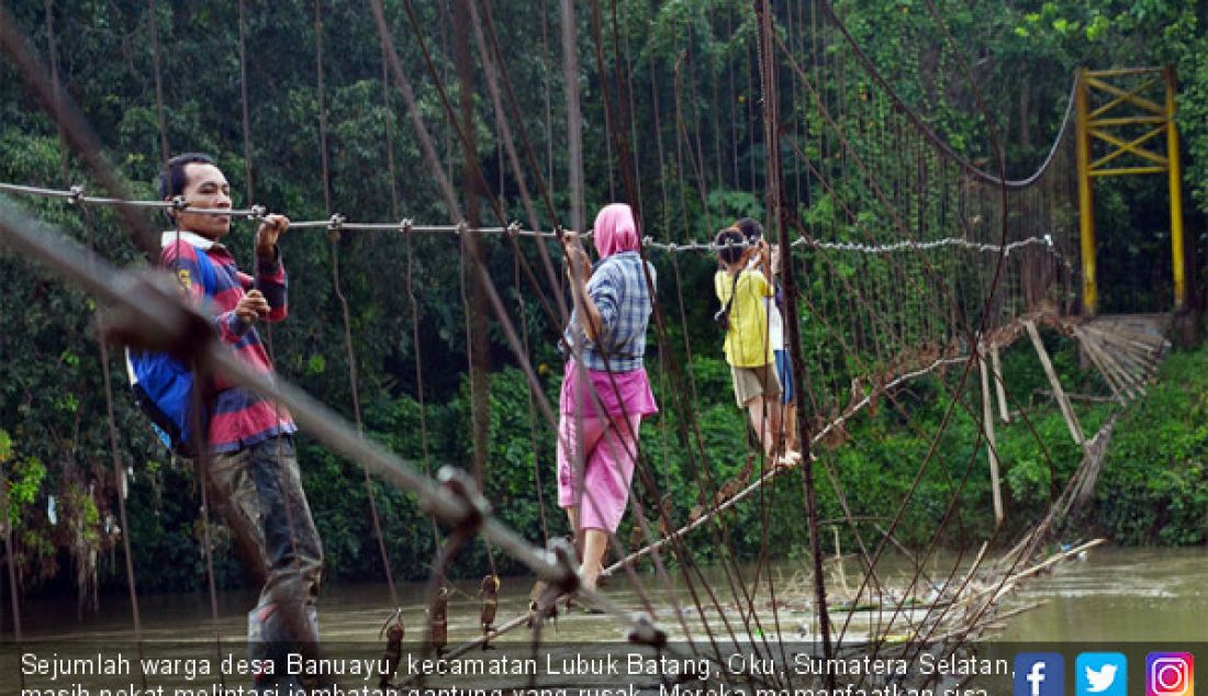 Sejumlah warga desa Banuayu, kecamatan Lubuk Batang, Oku, Sumatera Selatan, masih nekat melintasi jembatan gantung yang rusak. Mereka memanfaatkan sisa seling jembatan yang membentang di atas sungai Ogan. - JPNN.com