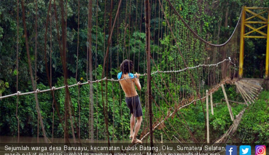 Sejumlah warga desa Banuayu, kecamatan Lubuk Batang, Oku, Sumatera Selatan, masih nekat melintasi jembatan gantung yang rusak. Mereka memanfaatkan sisa seling jembatan yang membentang di atas sungai Ogan. - JPNN.com