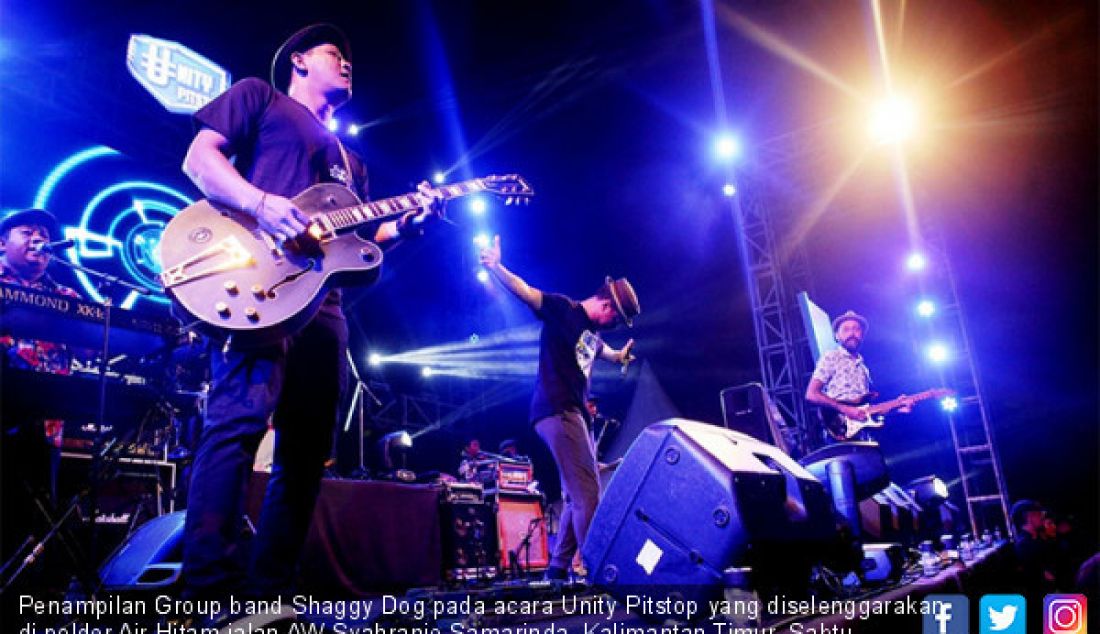 Penampilan Group band Shaggy Dog pada acara Unity Pitstop yang diselenggarakan di polder Air Hitam jalan AW Syahranie Samarinda, Kalimantan Timur, Sabtu (28/4). Aksi mereka membuat lautan manusia berguncang. - JPNN.com