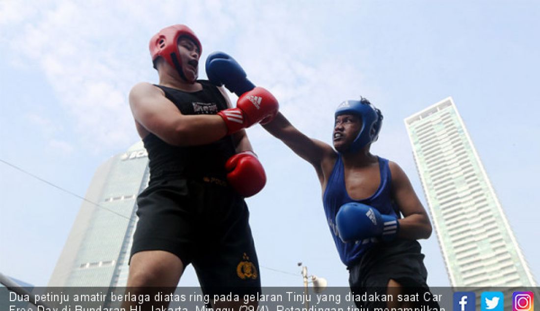 Dua petinju amatir berlaga diatas ring pada gelaran Tinju yang diadakan saat Car Free Day di Bundaran HI, Jakarta, Minggu (29/4). Petandingan tinju menampilkan 30 laga amatir tanpa pemenang dengan konsep latih tanding. - JPNN.com