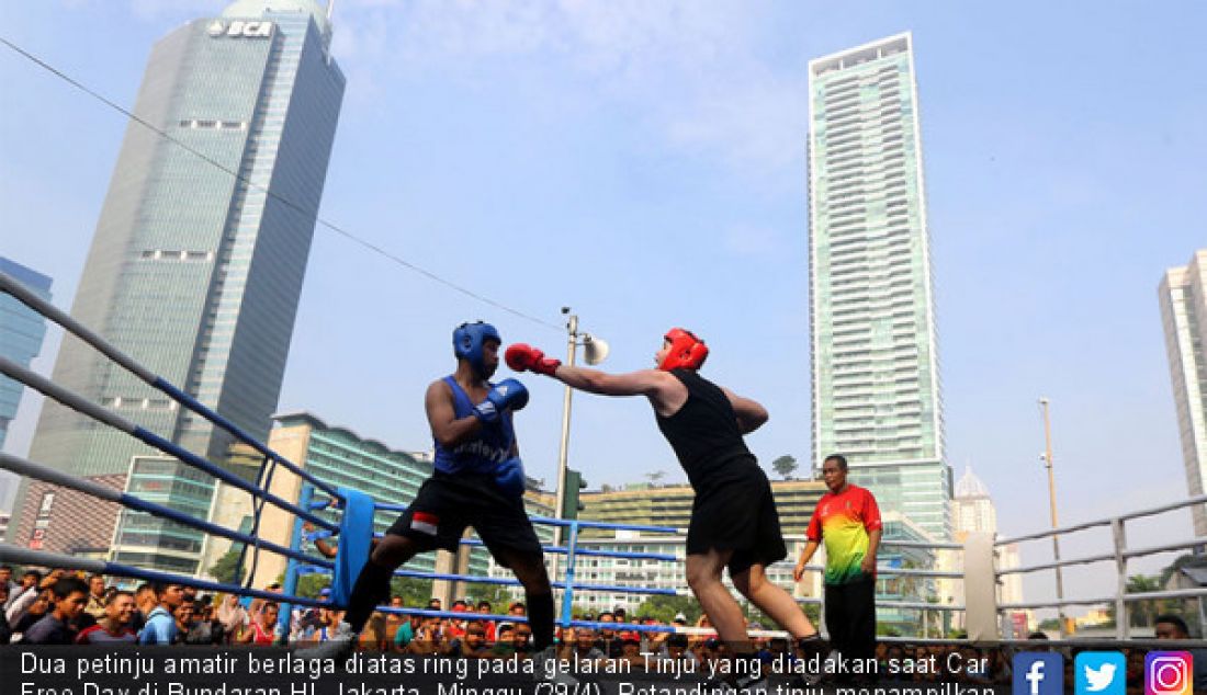 Dua petinju amatir berlaga diatas ring pada gelaran Tinju yang diadakan saat Car Free Day di Bundaran HI, Jakarta, Minggu (29/4). Petandingan tinju menampilkan 30 laga amatir tanpa pemenang dengan konsep latih tanding. - JPNN.com