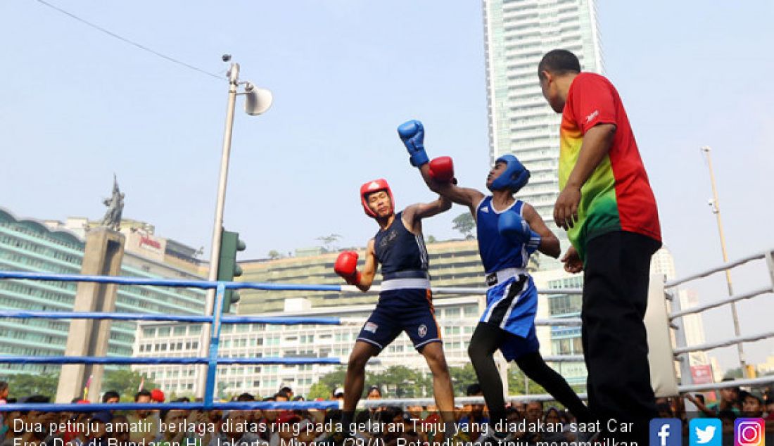 Dua petinju amatir berlaga diatas ring pada gelaran Tinju yang diadakan saat Car Free Day di Bundaran HI, Jakarta, Minggu (29/4). Petandingan tinju menampilkan 30 laga amatir tanpa pemenang dengan konsep latih tanding. - JPNN.com