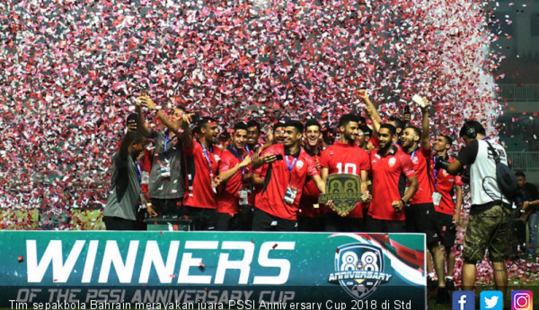 Tim sepakbola Bahrain merayakan juara PSSI Anniversary Cup 2018 di Std Pakansari, Kamis (3/5). - JPNN.com