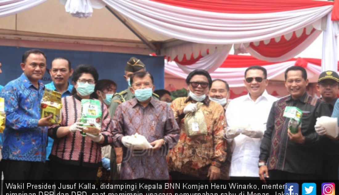 Wakil Presiden Jusuf Kalla, didampingi Kepala BNN Komjen Heru Winarko, menteri, pimpinan DPR dan DPD, saat memimpin upacara pemusnahan sabu di Monas, Jakarta, Jumat (4/5). - JPNN.com
