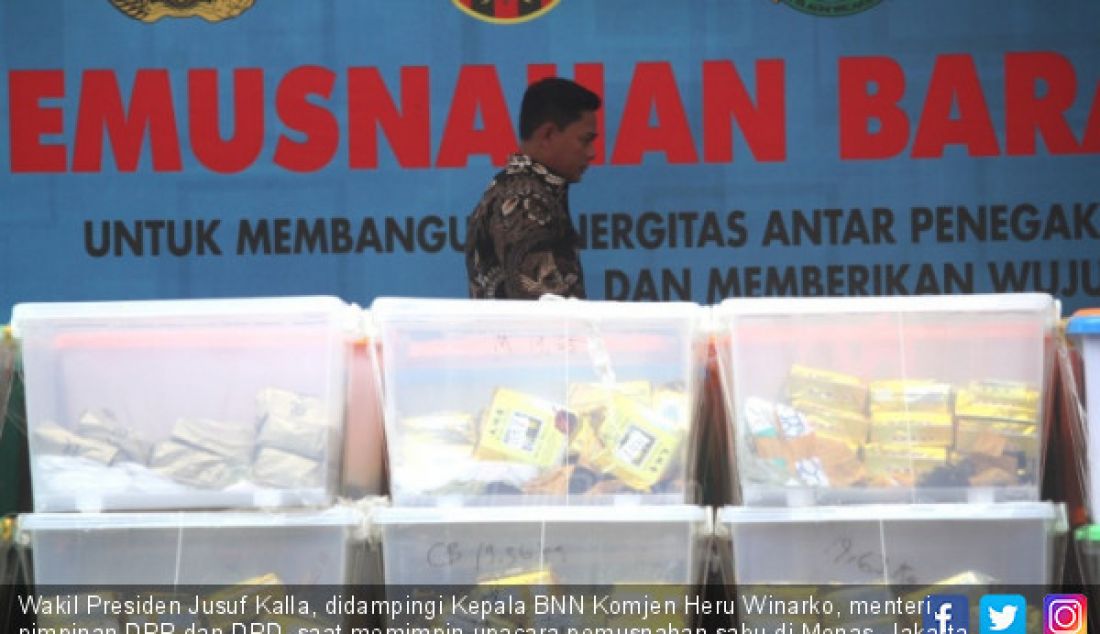 Wakil Presiden Jusuf Kalla, didampingi Kepala BNN Komjen Heru Winarko, menteri, pimpinan DPR dan DPD, saat memimpin upacara pemusnahan sabu di Monas, Jakarta, Jumat (4/5). Sabu seberat 2,6 ton hasil tangkapan Bareskrim Polri dan BNN ini berasal dari dua kasus dengan delapan tersangka. - JPNN.com