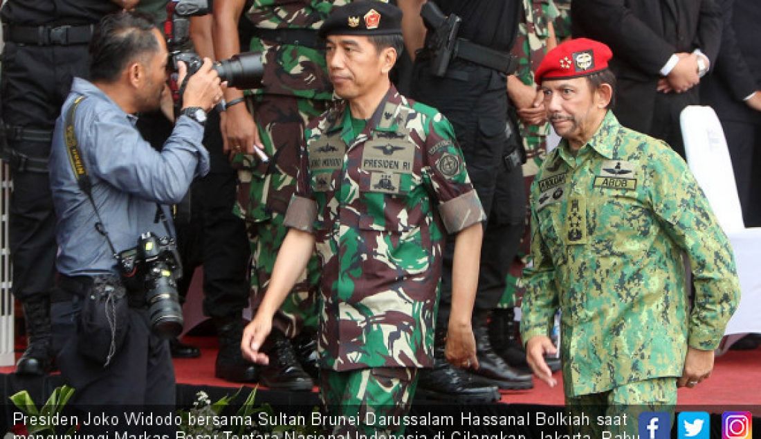 Presiden Joko Widodo bersama Sultan Brunei Darussalam Hassanal Bolkiah saat mengunjungi Markas Besar Tentara Nasional Indonesia di Cilangkap, Jakarta, Rabu (3/4) - JPNN.com