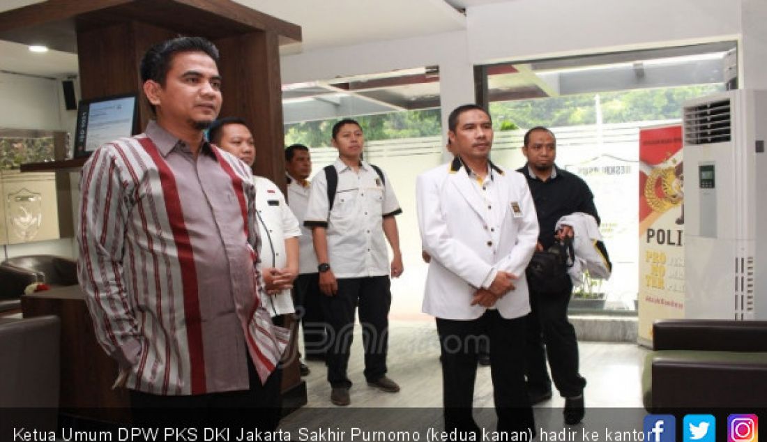 Ketua Umum DPW PKS DKI Jakarta Sakhir Purnomo (kedua kanan) hadir ke kantor Reskrimsus Polda Metro Jaya, Senayan, Jakarta, Jum'at (4/5). - JPNN.com