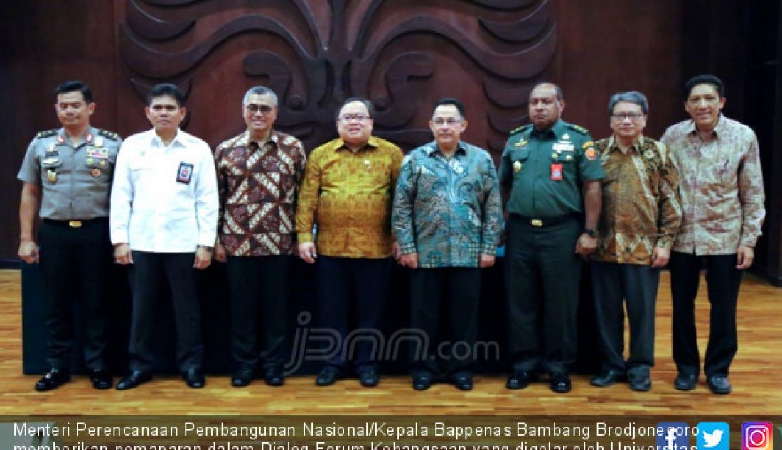 Menteri Perencanaan Pembangunan Nasional/Kepala Bappenas Bambang Brodjonegoro memberikan pemaparan dalam Dialog Forum Kebangsaan yang digelar oleh Universitas Indonesia di Kampus UI di Depok, Jawa Barat, Kamis (2/5). Bambang mengatakan investasi terkait manusia tidaklah sebatas di pendidikan saja, melainkan juga aspek kesehatan terutama di usia dini agar dapat bersaing secara global. - JPNN.com