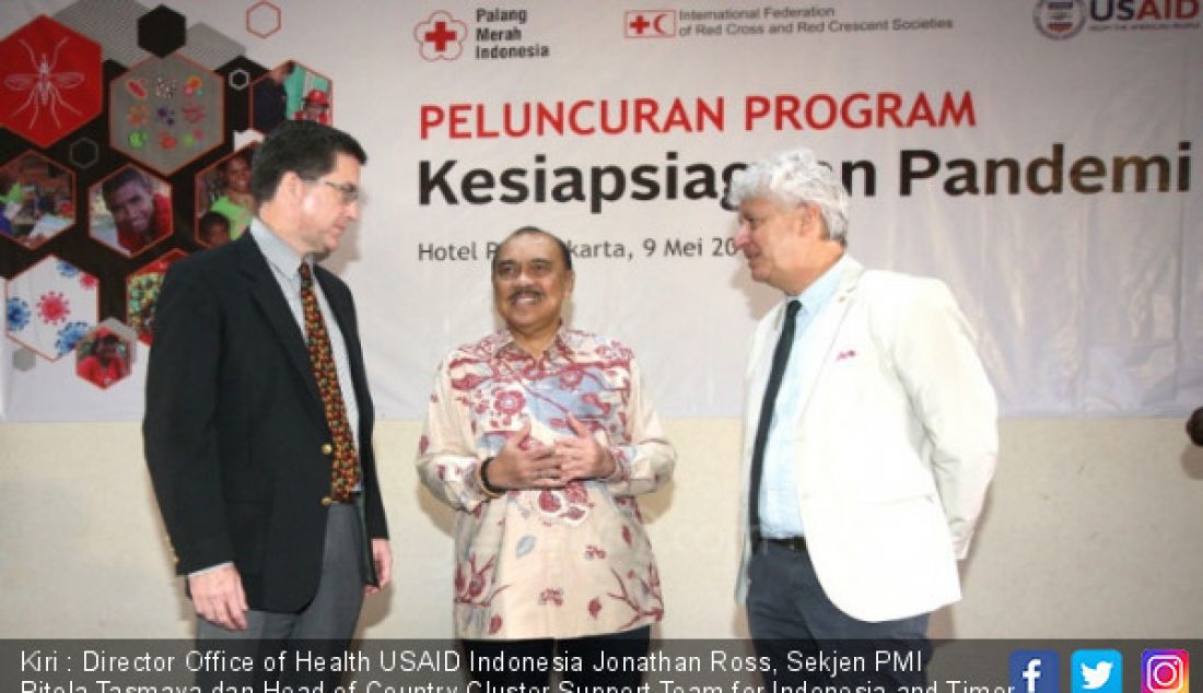 Kiri : Director Office of Health USAID Indonesia Jonathan Ross, Sekjen PMI Ritola Tasmaya dan Head of Country Cluster Support Team for Indonesia and Timor Leste and Representative to ASEAN, IFRC Giorgio Ferrario peluncuran program Kesiapsiagaan Pandemi, Jakarta, Rabu (9/5). - JPNN.com