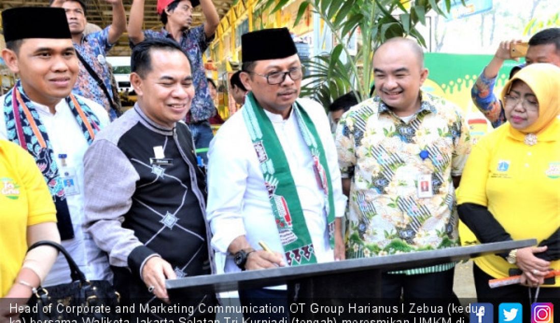 Head of Corporate and Marketing Communication OT Group Harianus I Zebua (kedua ka) bersama Walikota Jakarta Selatan Tri Kurniadi (tengah) meresmikan UMKM di Pujasera JS09, Nyi Ageng Serang, Jakarta, Jumat (11/5). - JPNN.com