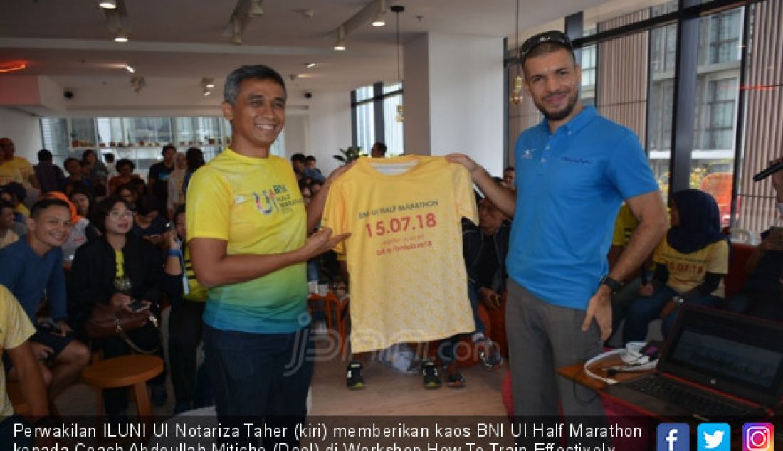 Perwakilan ILUNI UI Notariza Taher (kiri) memberikan kaos BNI UI Half Marathon kepada Coach Abdoullah Mitiche (Doel) di Workshop How To Train Effectively During Ramadhan, Jakarta, Sabtu (12/5). - JPNN.com
