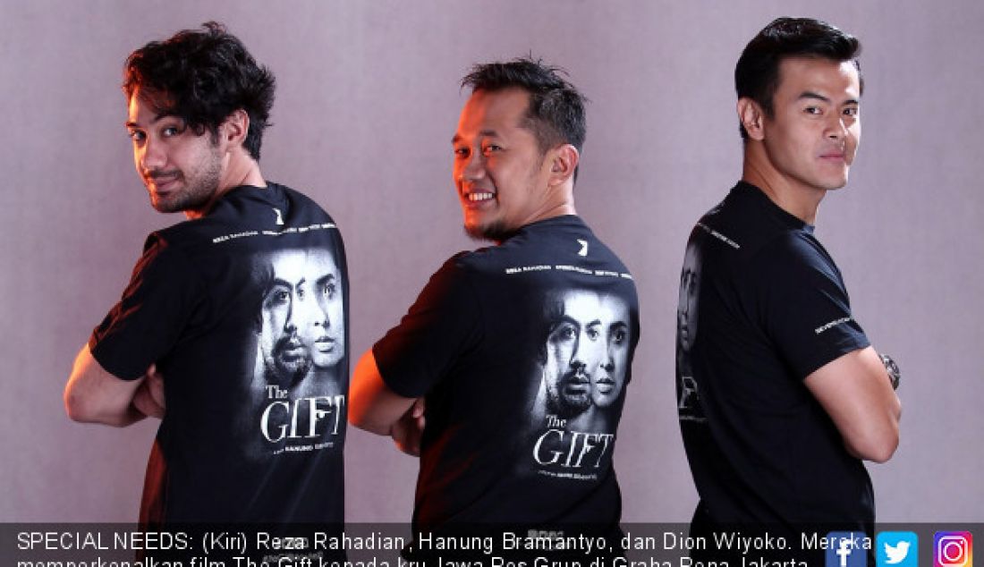 SPECIAL NEEDS: (Kiri) Reza Rahadian, Hanung Bramantyo, dan Dion Wiyoko. Mereka memperkenalkan film The Gift kepada kru Jawa Pos Grup di Graha Pena Jakarta, Kamis (17/5). - JPNN.com