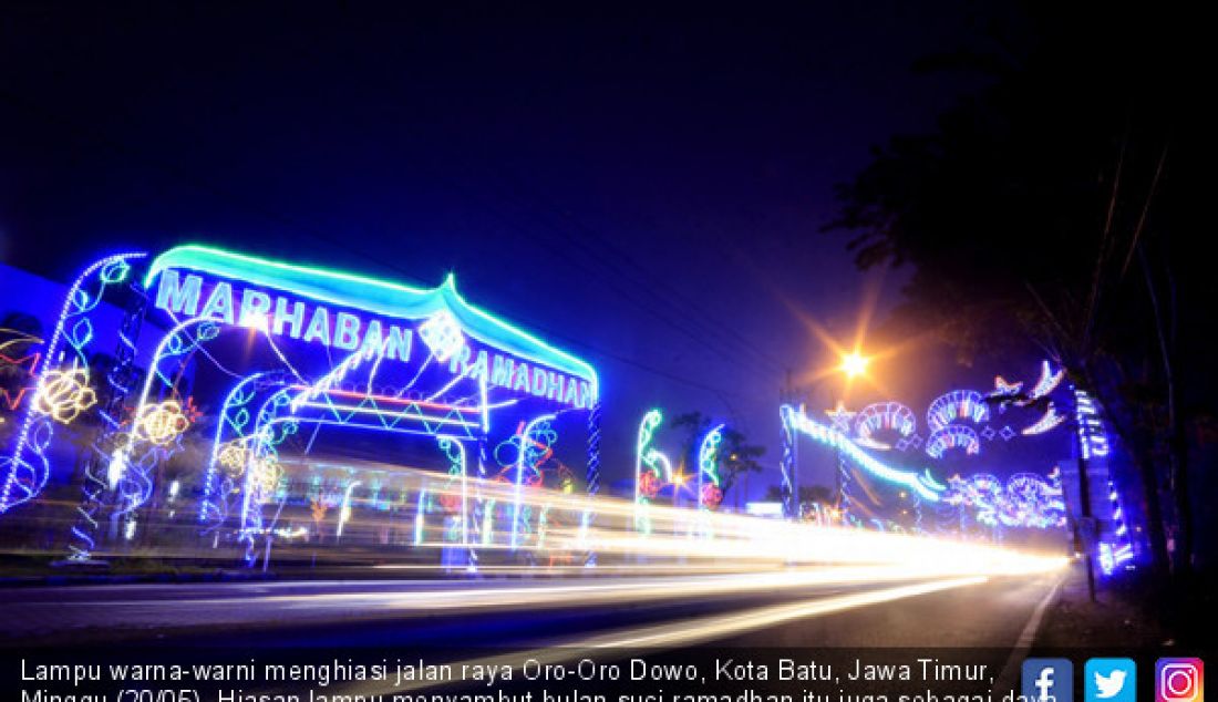 Lampu warna-warni menghiasi jalan raya Oro-Oro Dowo, Kota Batu, Jawa Timur, Minggu (20/05). Hiasan lampu menyambut bulan suci ramadhan itu juga sebagai daya tarik untuk para wisatawan. - JPNN.com