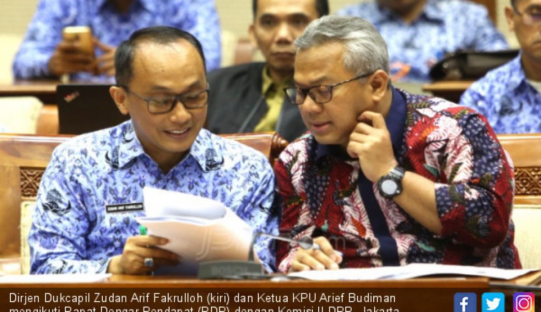 Dirjen Dukcapil Zudan Arif Fakrulloh (kiri) dan Ketua KPU Arief Budiman mengikuti Rapat Dengar Pendapat (RDP) dengan Komisi II DPR, Jakarta, Senin(21/5). - JPNN.com