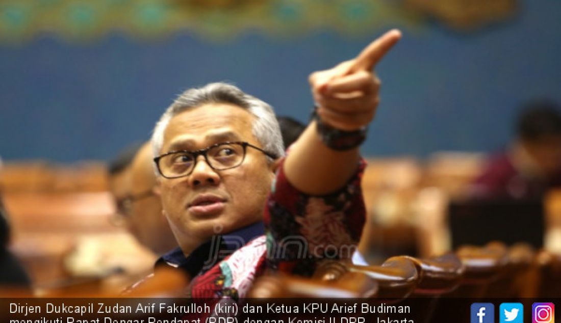 Dirjen Dukcapil Zudan Arif Fakrulloh (kiri) dan Ketua KPU Arief Budiman mengikuti Rapat Dengar Pendapat (RDP) dengan Komisi II DPR, Jakarta, Senin(21/5). - JPNN.com