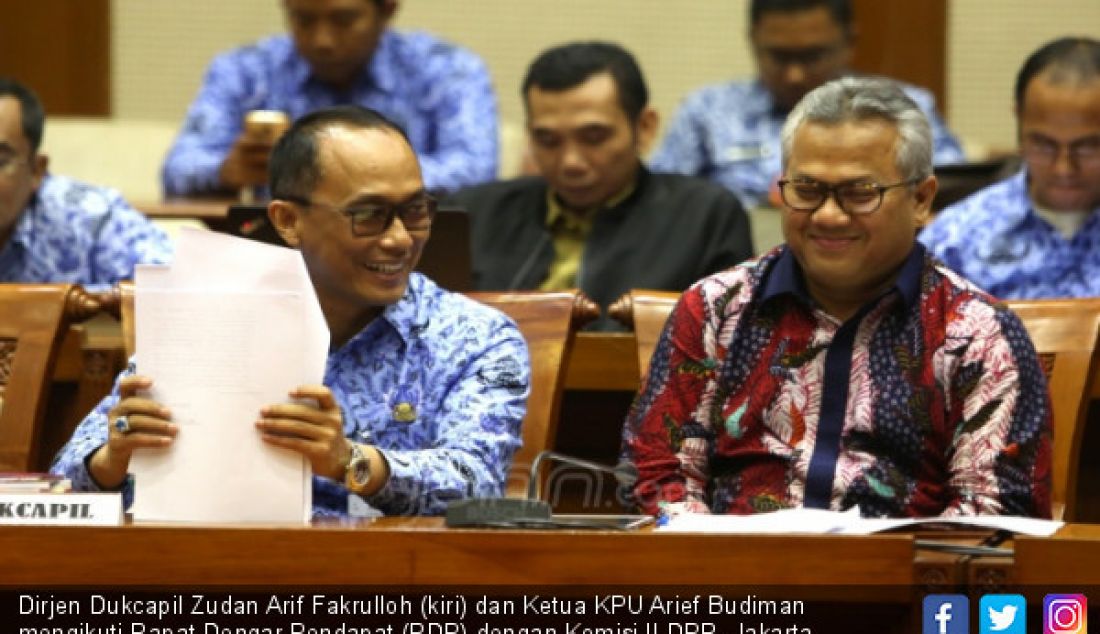 Dirjen Dukcapil Zudan Arif Fakrulloh (kiri) dan Ketua KPU Arief Budiman mengikuti Rapat Dengar Pendapat (RDP) dengan Komisi II DPR, Jakarta, Senin(21/5). - JPNN.com