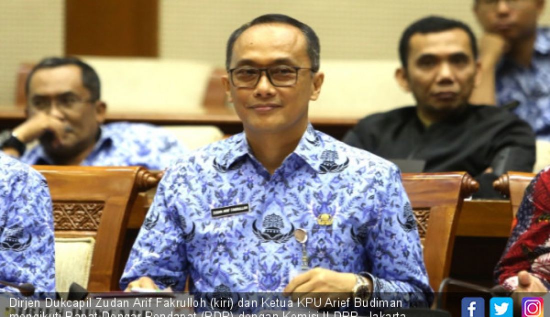 Dirjen Dukcapil Zudan Arif Fakrulloh (kiri) dan Ketua KPU Arief Budiman mengikuti Rapat Dengar Pendapat (RDP) dengan Komisi II DPR, Jakarta, Senin(21/5). - JPNN.com