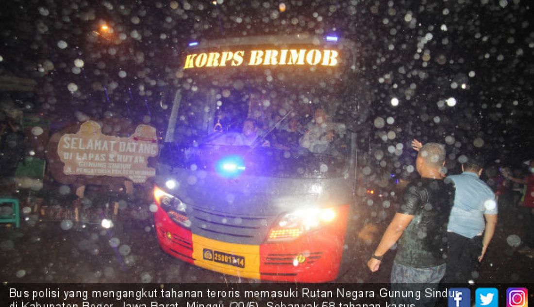 Bus polisi yang mengangkut tahanan teroris memasuki Rutan Negara Gunung Sindur di Kabupaten Bogor, Jawa Barat, Minggu (20/5). Sebanyak 58 tahanan kasus terorisme dipindahkan. - JPNN.com