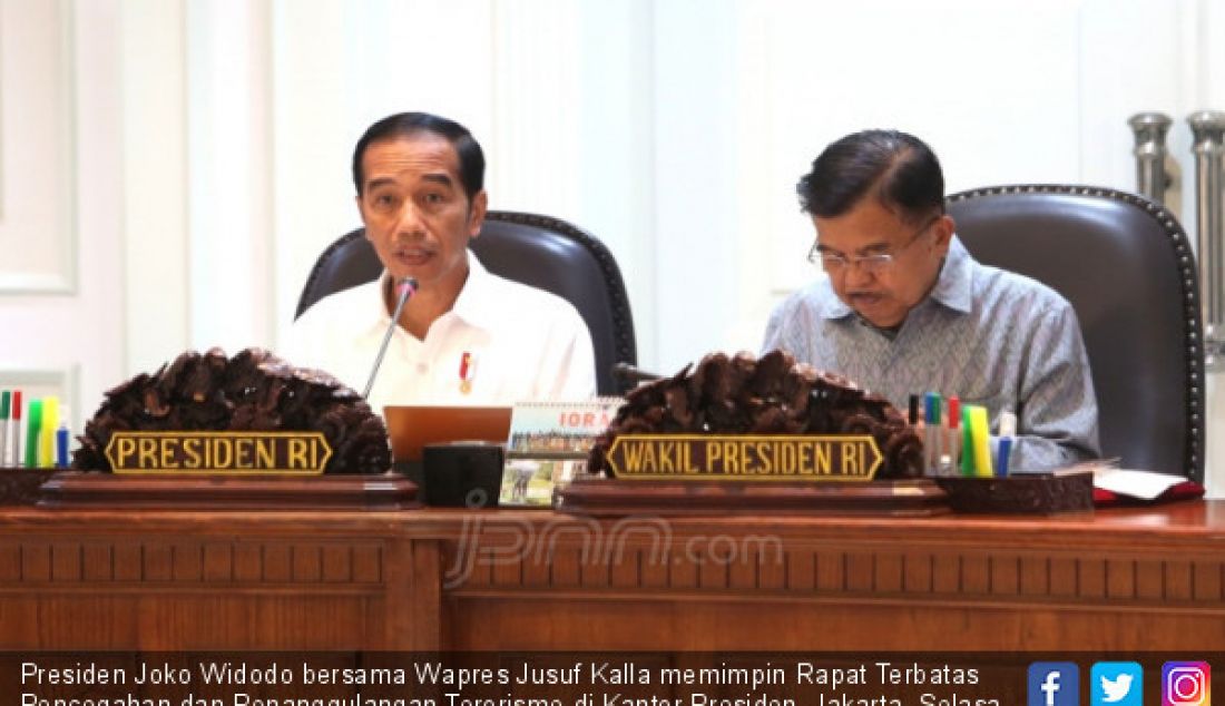 Presiden Joko Widodo bersama Wapres Jusuf Kalla memimpin Rapat Terbatas Pencegahan dan Penanggulangan Terorisme di Kantor Presiden, Jakarta, Selasa (22/5). - JPNN.com