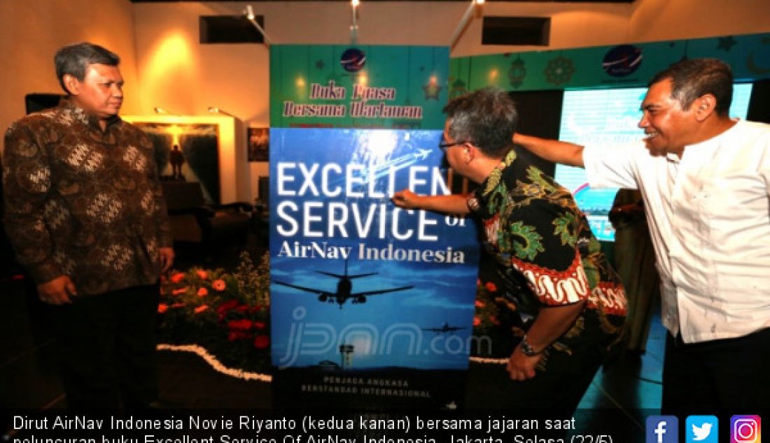 Dirut AirNav Indonesia Novie Riyanto (kedua kanan) bersama jajaran saat peluncuran buku Excellent Service Of AirNav Indonesia, Jakarta, Selasa (22/5). AirNav Indonesia juga memaparkan kesiapan pengelolahan angkutan Lebaran 2018. - JPNN.com