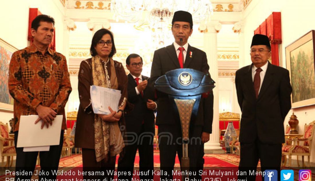 Presiden Joko Widodo bersama Wapres Jusuf Kalla, Menkeu Sri Mulyani dan Menpan RB Asman Abnur saat konpers di Istana Negara, Jakarta, Rabu (23/5). Jokowi mengumumkan PP pembayaran THR dan Gaji ke 13. - JPNN.com