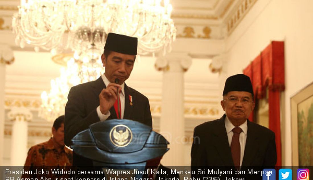 Presiden Joko Widodo bersama Wapres Jusuf Kalla, Menkeu Sri Mulyani dan Menpan RB Asman Abnur saat konpers di Istana Negara, Jakarta, Rabu (23/5). Jokowi mengumumkan PP pembayaran THR dan Gaji ke 13. - JPNN.com