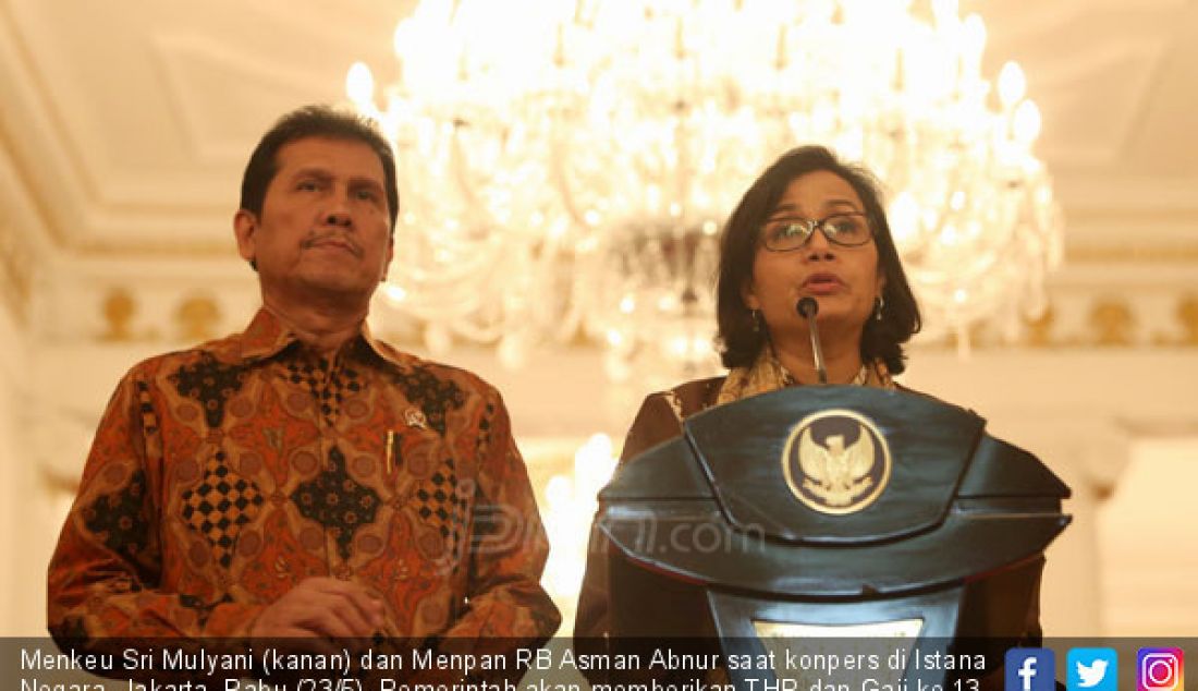 Menkeu Sri Mulyani (kanan) dan Menpan RB Asman Abnur saat konpers di Istana Negara, Jakarta, Rabu (23/5). Pemerintah akan memberikan THR dan Gaji ke 13 kepada PNS, TNI-Polri dan Pensiunan dengan total Anggaran Rp 35,76 T. - JPNN.com