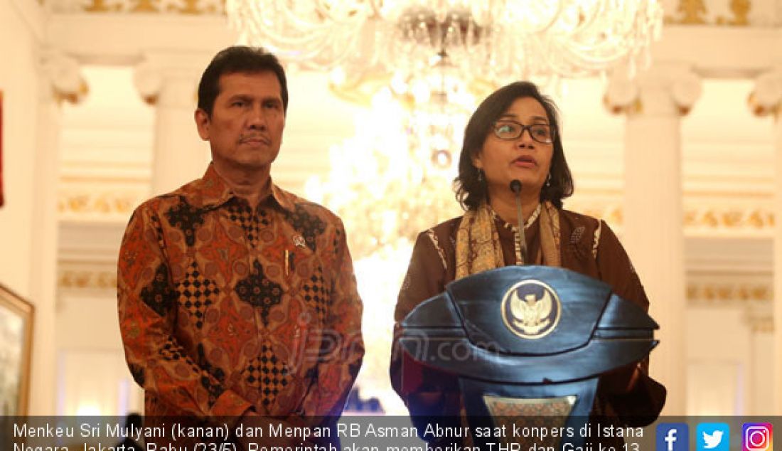 Menkeu Sri Mulyani (kanan) dan Menpan RB Asman Abnur saat konpers di Istana Negara, Jakarta, Rabu (23/5). Pemerintah akan memberikan THR dan Gaji ke 13 kepada PNS, TNI-Polri dan Pensiunan dengan total Anggaran Rp 35,76 T. - JPNN.com