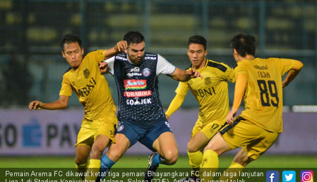 Pemain Arema FC dikawal ketat tiga pemain Bhayangkara FC dalam laga lanjutan Liga 1 di Stadion Kanjuruhan, Malang, Selasa (22/5). Arema FC unggul telak dengan agregat skor 4-0. - JPNN.com