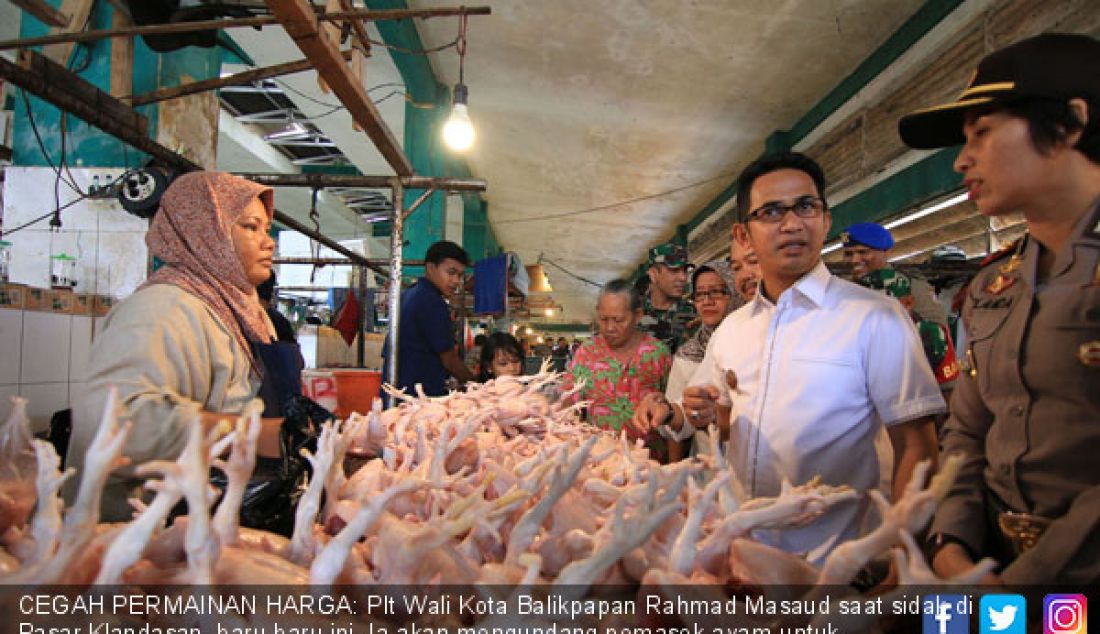 CEGAH PERMAINAN HARGA: Plt Wali Kota Balikpapan Rahmad Masaud saat sidak di Pasar Klandasan, baru-baru ini. Ia akan mengundang pemasok ayam untuk mencocokkan pasokan dan permintaan. - JPNN.com