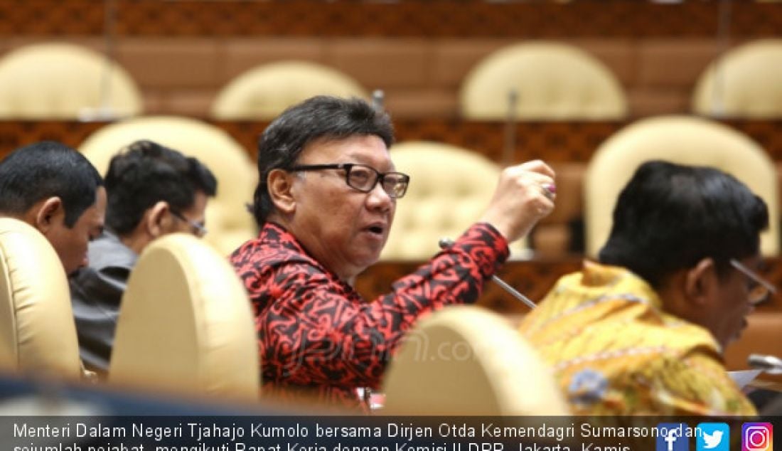 Menteri Dalam Negeri Tjahajo Kumolo bersama Dirjen Otda Kemendagri Sumarsono dan sejumlah pejabat, mengikuti Rapat Kerja dengan Komisi II DPR, Jakarta, Kamis (24/5). Rapat ini membahas persiapan Pilkada serentak yang akan digelar pada 27 Juni 2018 mendatang. - JPNN.com