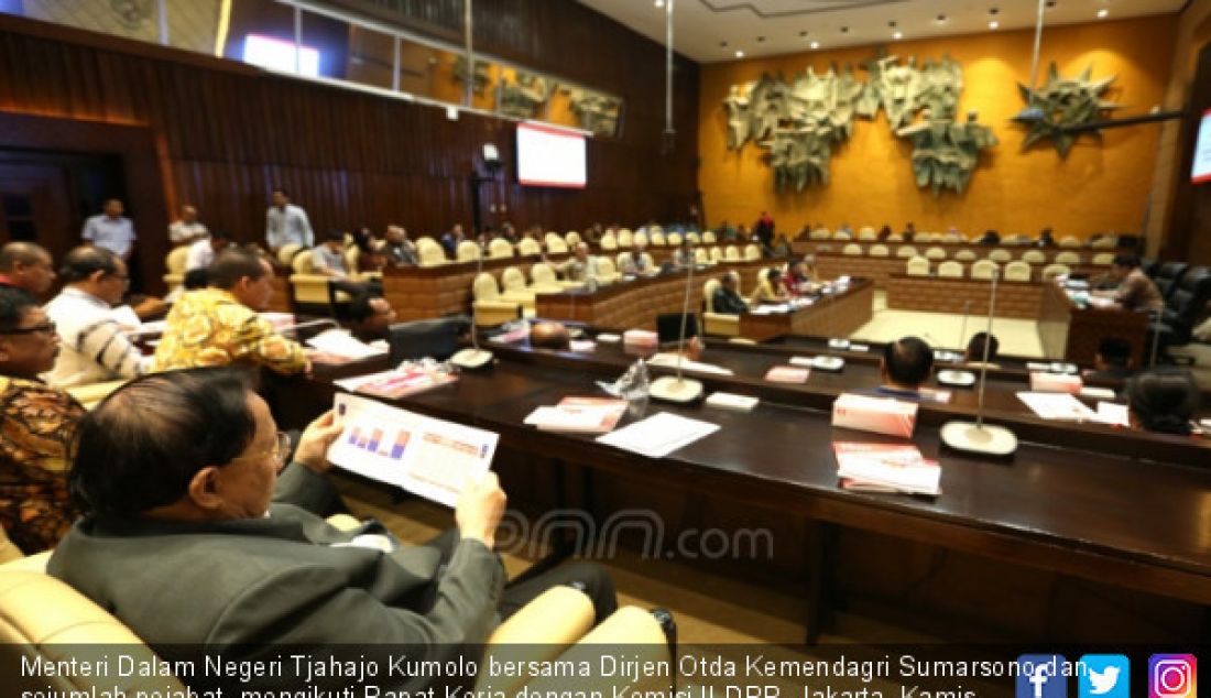 Menteri Dalam Negeri Tjahajo Kumolo bersama Dirjen Otda Kemendagri Sumarsono dan sejumlah pejabat, mengikuti Rapat Kerja dengan Komisi II DPR, Jakarta, Kamis (24/5). Rapat ini membahas persiapan Pilkada serentak yang akan digelar pada 27 Juni 2018 mendatang. - JPNN.com