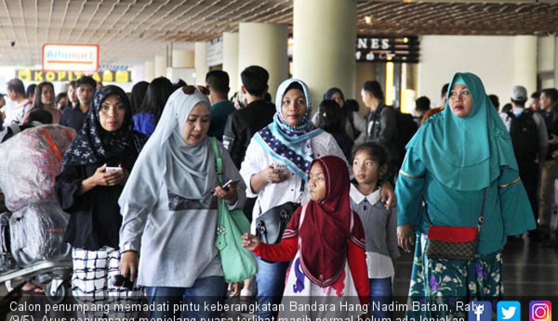 Calon penumpang memadati pintu keberangkatan Bandara Hang Nadim Batam, Rabu (9/5). Arus penumpang menjelang puasa terlihat masih normal belum ada lonjakan. - JPNN.com