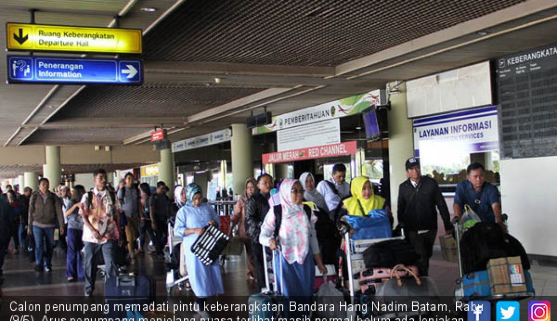 Calon penumpang memadati pintu keberangkatan Bandara Hang Nadim Batam, Rabu (9/5). Arus penumpang menjelang puasa terlihat masih normal belum ada lonjakan. - JPNN.com